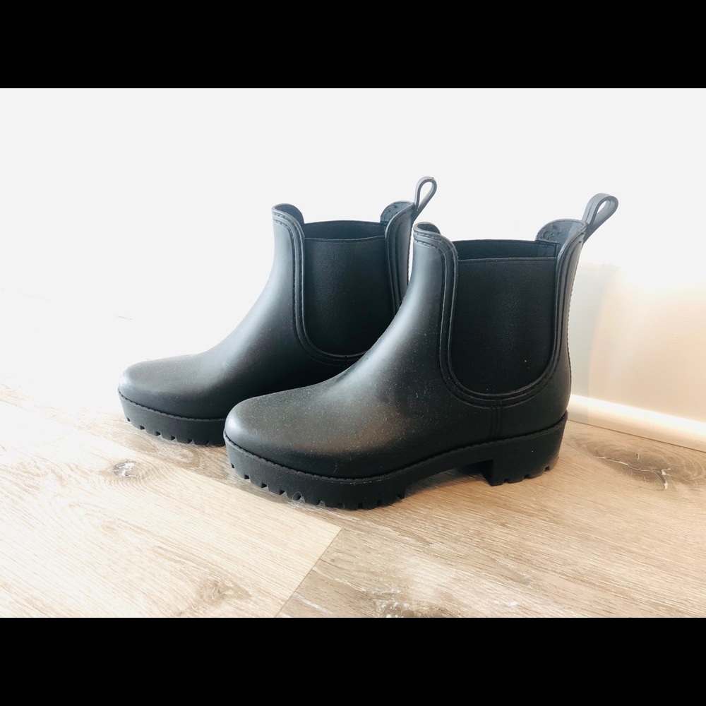 Report rain boots